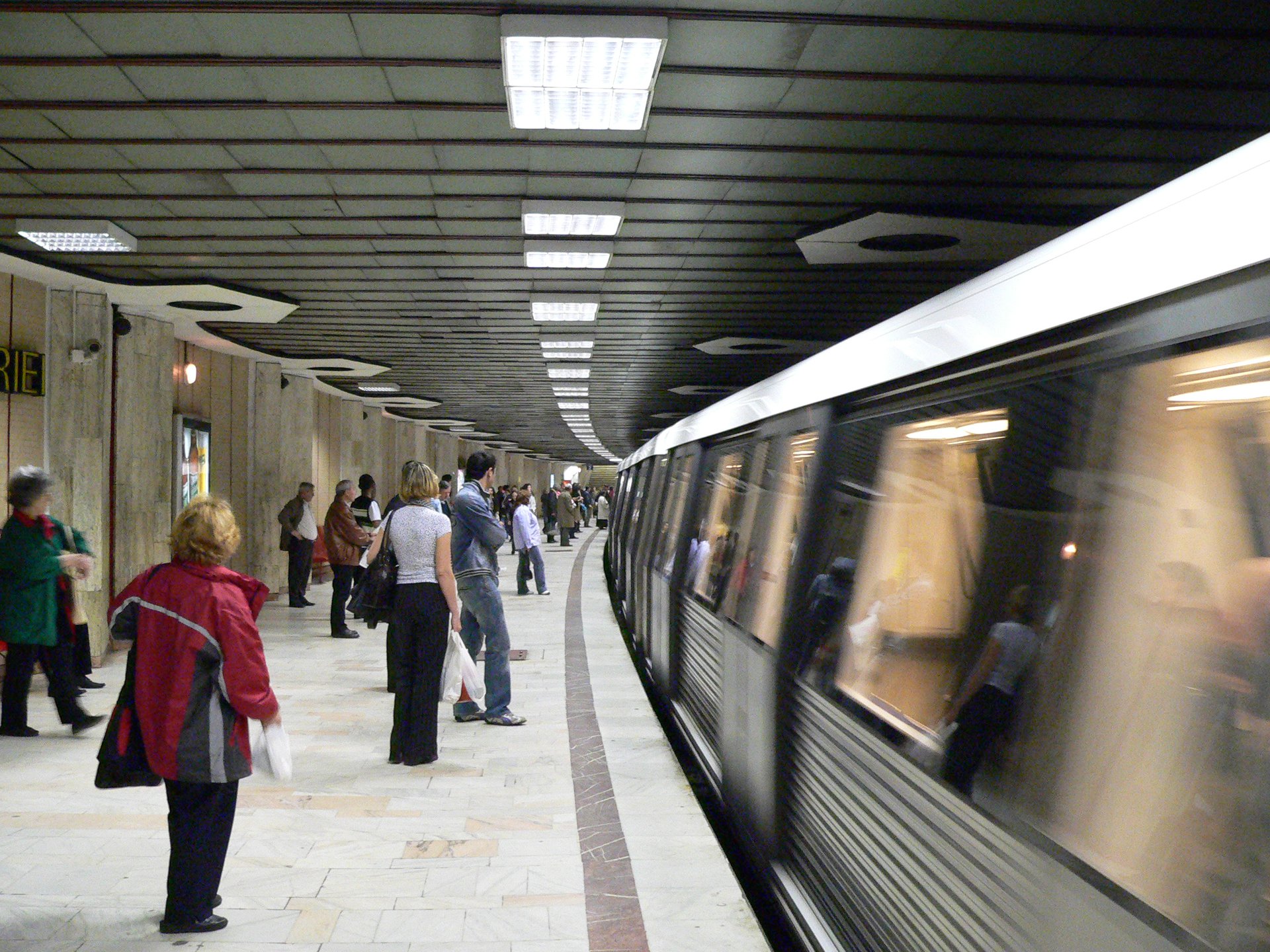 Mai mulți angajați Metrorex se plâng că nu pot respira. Compania a spus că va verifica situația