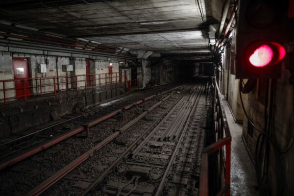 Probleme pe Magistrala 1 de metrou, după ce o șină s-a rupt.