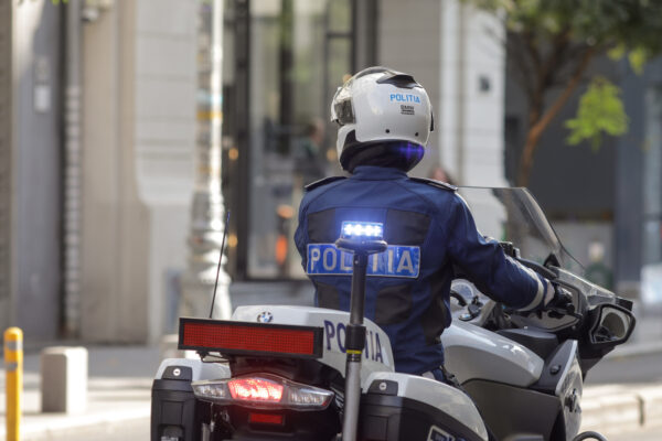 Pieton rănit de un poliţist pe motocicletă