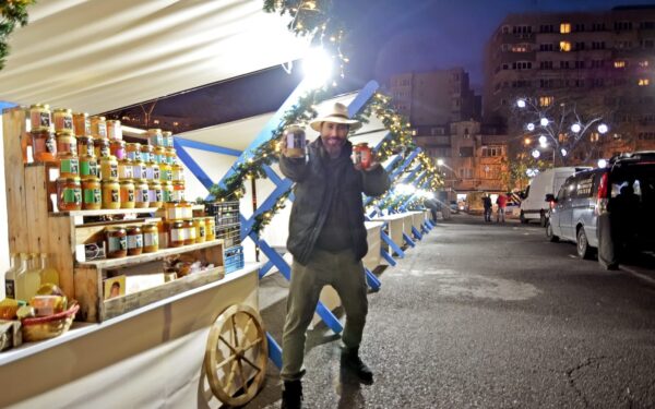 Piață volantă cu 25 de standuri cu produse românești. FOTO:PS1