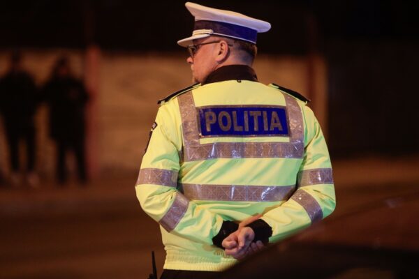 Polițist lovit de un șofer