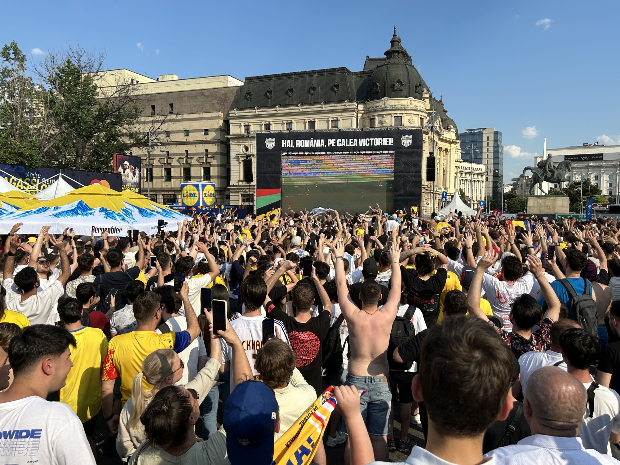 Cum s-a văzut de pe Calea Victoriei meciul României cu Ucraina. Cozi, caniculă și strigăte de bucurie