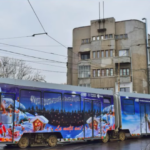 Mai multe tramvaie și autobuze, din Capitală, sunt decorate de sărbători. Imagini cu Moș Crăciun sunt și în stațiile de metrou. FOTO: STB