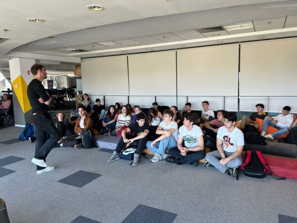 „Cum este Counter-Strike diferit de șah?". Elevii din București și industria jocurilor video