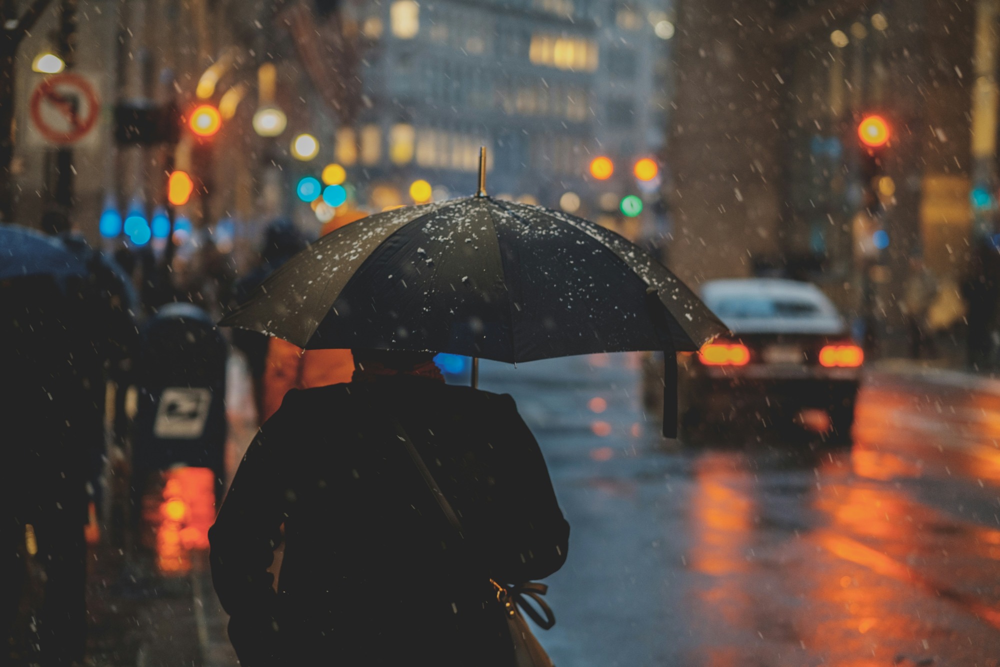 Vremea în București | Temperaturile scad și continuă ploile