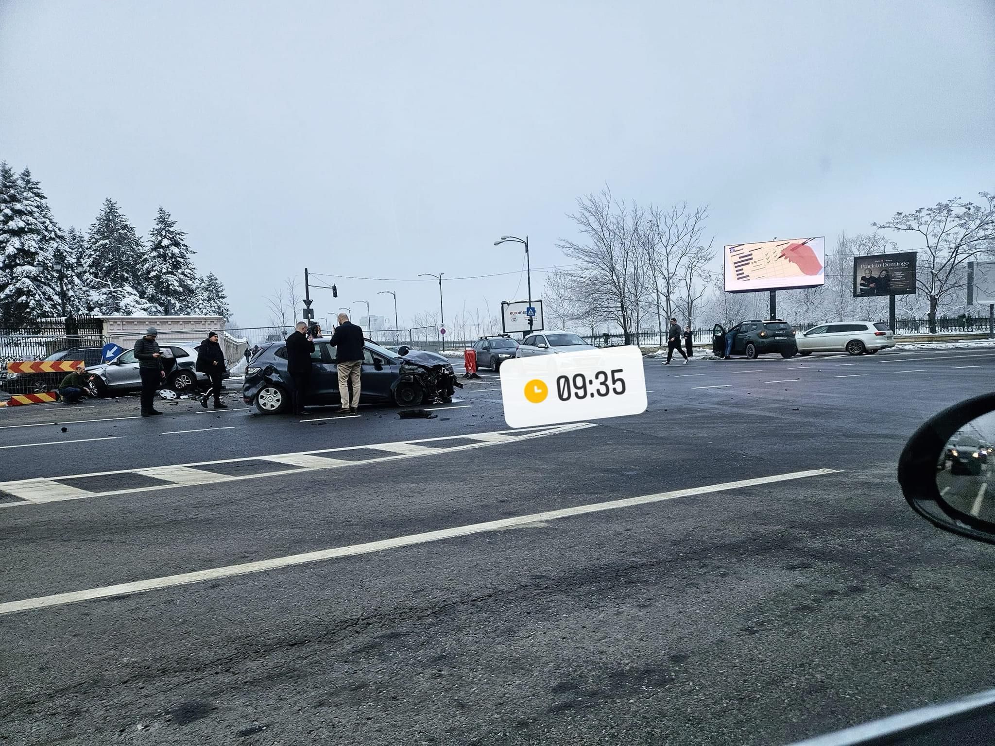 Accident la câţiva metri de gardul Parlamentului: două maşini ciocnite, cinci persoane rănite