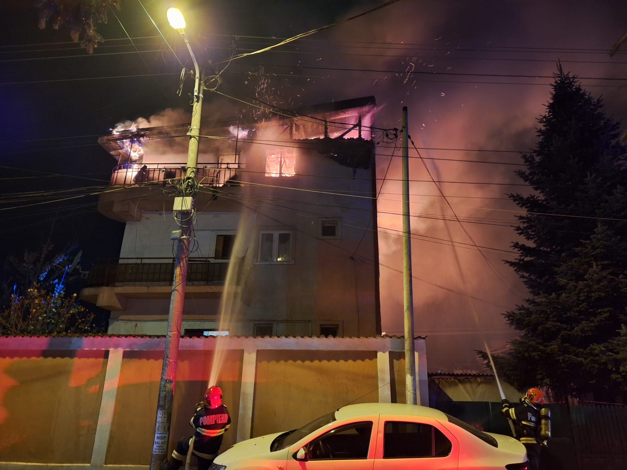 Explozie urmată de incendiu la un bloc din sectorul 5. Pompierii luptă ca flăcările să nu se extindă