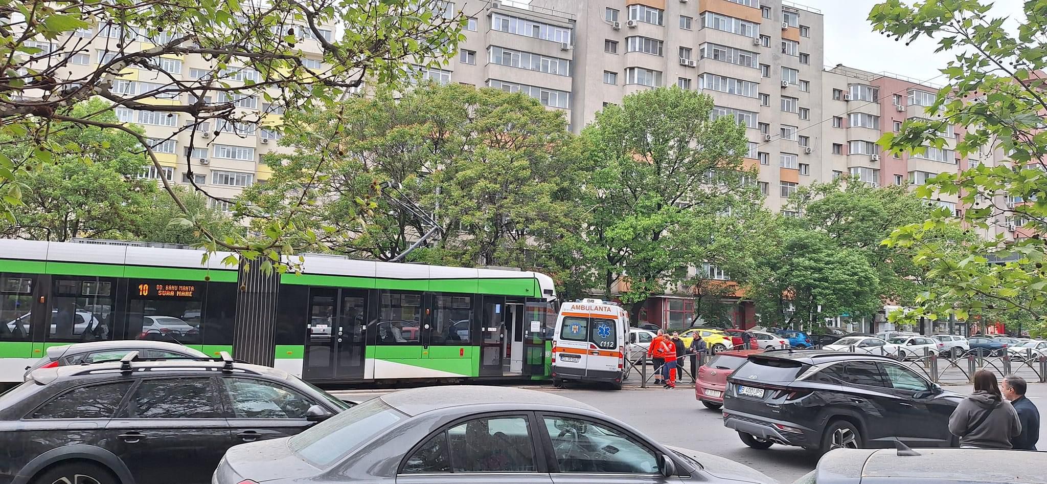 Accident între un Imperio și o ambulanță, pe Ștefan cel Mare. Tramvaie blocate zeci de minute