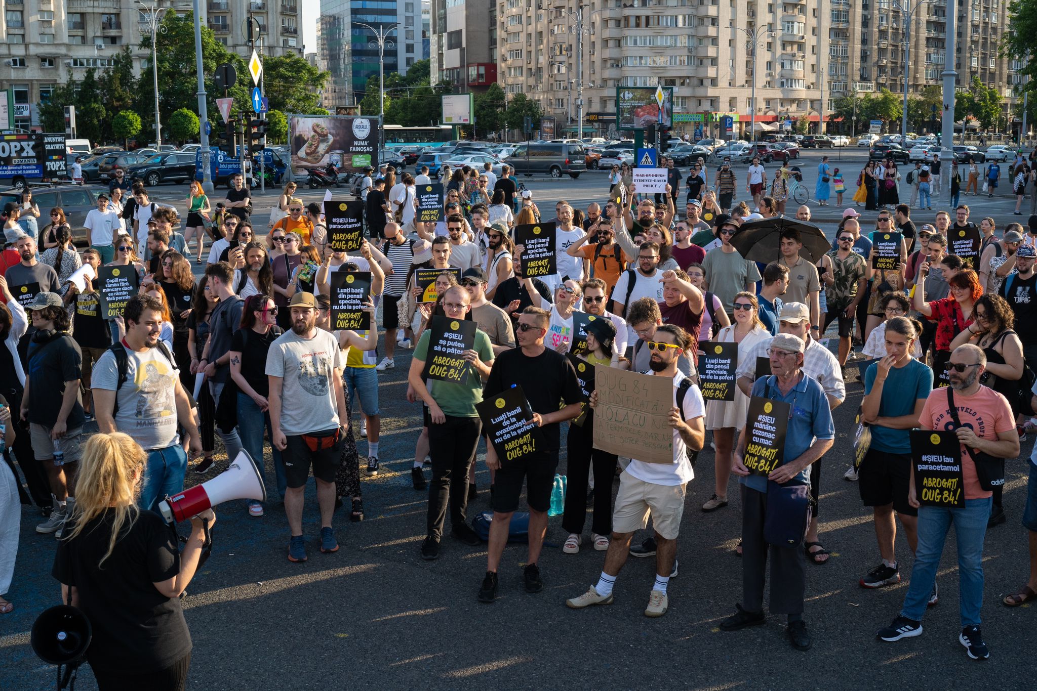 „Și eu mănânc cozonac cu mac!”. Cum a arătat protestul „mai altfel” împotriva ordonanței care ar fi lăsat șoferi nevinovați fără permis