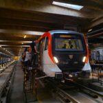 Reprezentanți Metrorex, cu examene „luate cu 5 ”, recepționează trenul „Galați”, la uzina din Braziliav FOTO: Alexandru Stan