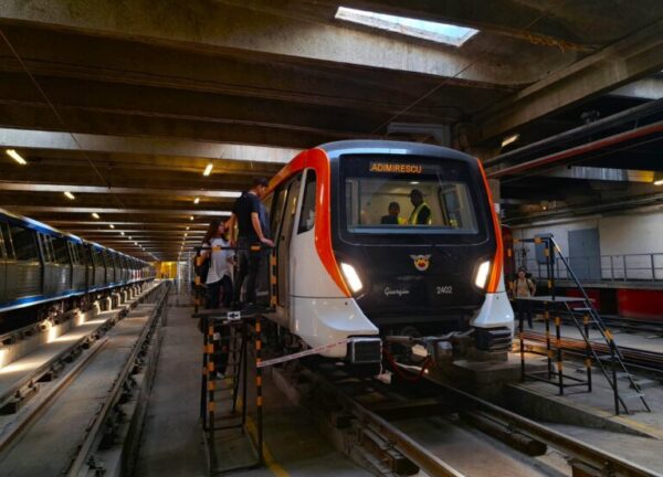 Reprezentanți Metrorex, cu examene „luate cu 5 ”, recepționează trenul „Galați”, la uzina din Braziliav FOTO: Alexandru Stan