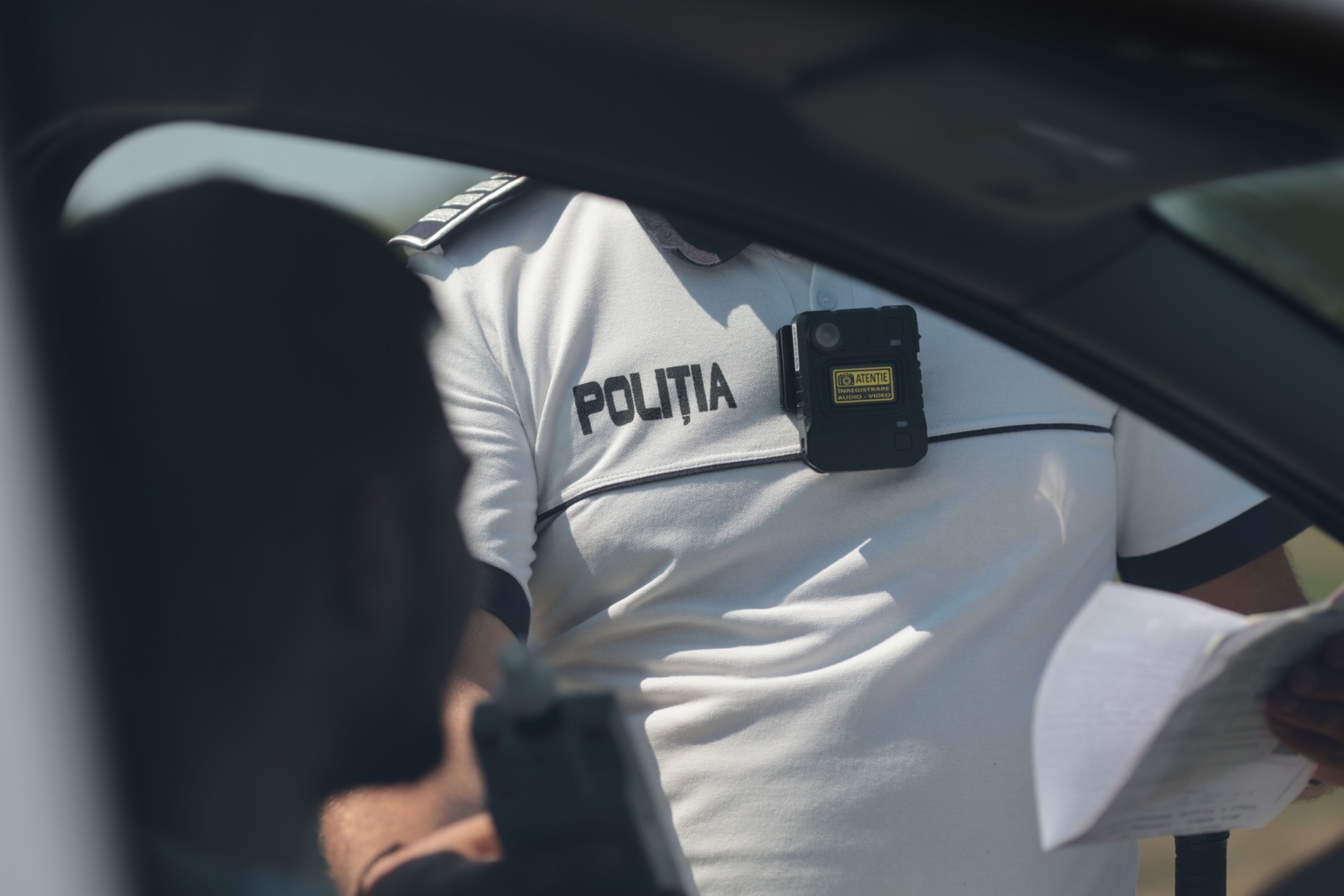 Doi poliţişti, răniţi de fostul soț al unei jurate „Imperiul Leilor”. Afaceristul, prins băut la volan