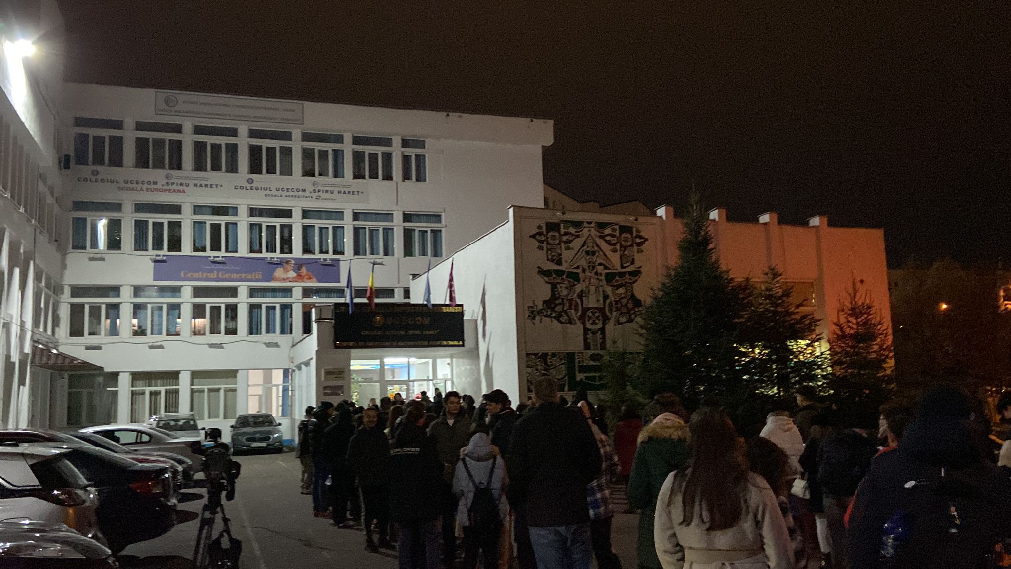 Cozi la secţiile de votare din Regie, după închiderea urnelor. Studentă: „Vrem schimbare”