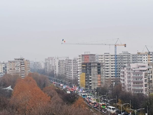 Bărbat urcat pe macara. FOTO: FB / Infotrafic Bucuresti si Ilfov
