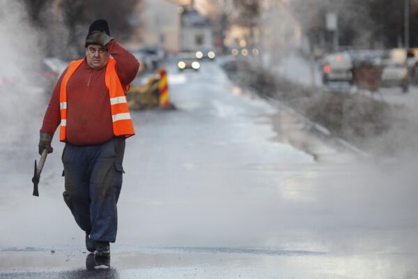 Lucrări în 12 puncte critice şi înlocuiri de conducte şi porţiuni de reţele care au adunat, împreună, 310 ani de funcţionare. Aproape 700 blocuri rămân fără apă caldă
