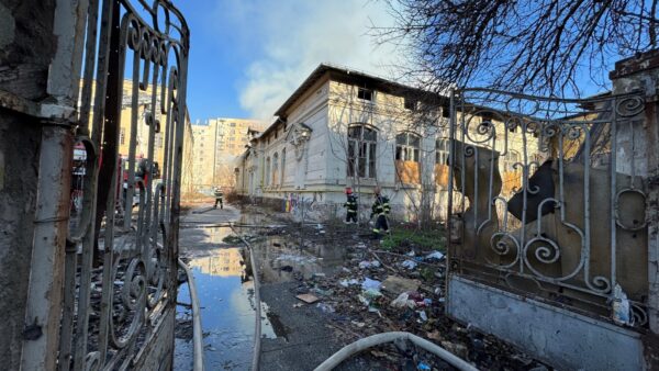 Incendiu la liceul Timpuri Noi. FOTO: ISU B-IF