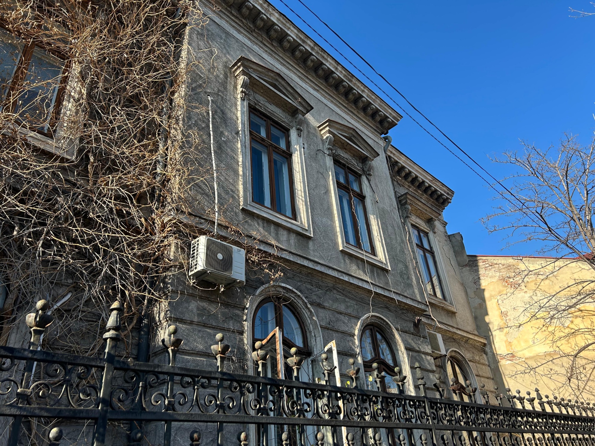 Ironie amară: instituţia responsabilă cu protejarea patrimoniului are aparate de aer condiționat ilegale pe clădirea monument istoric în care funcţionează