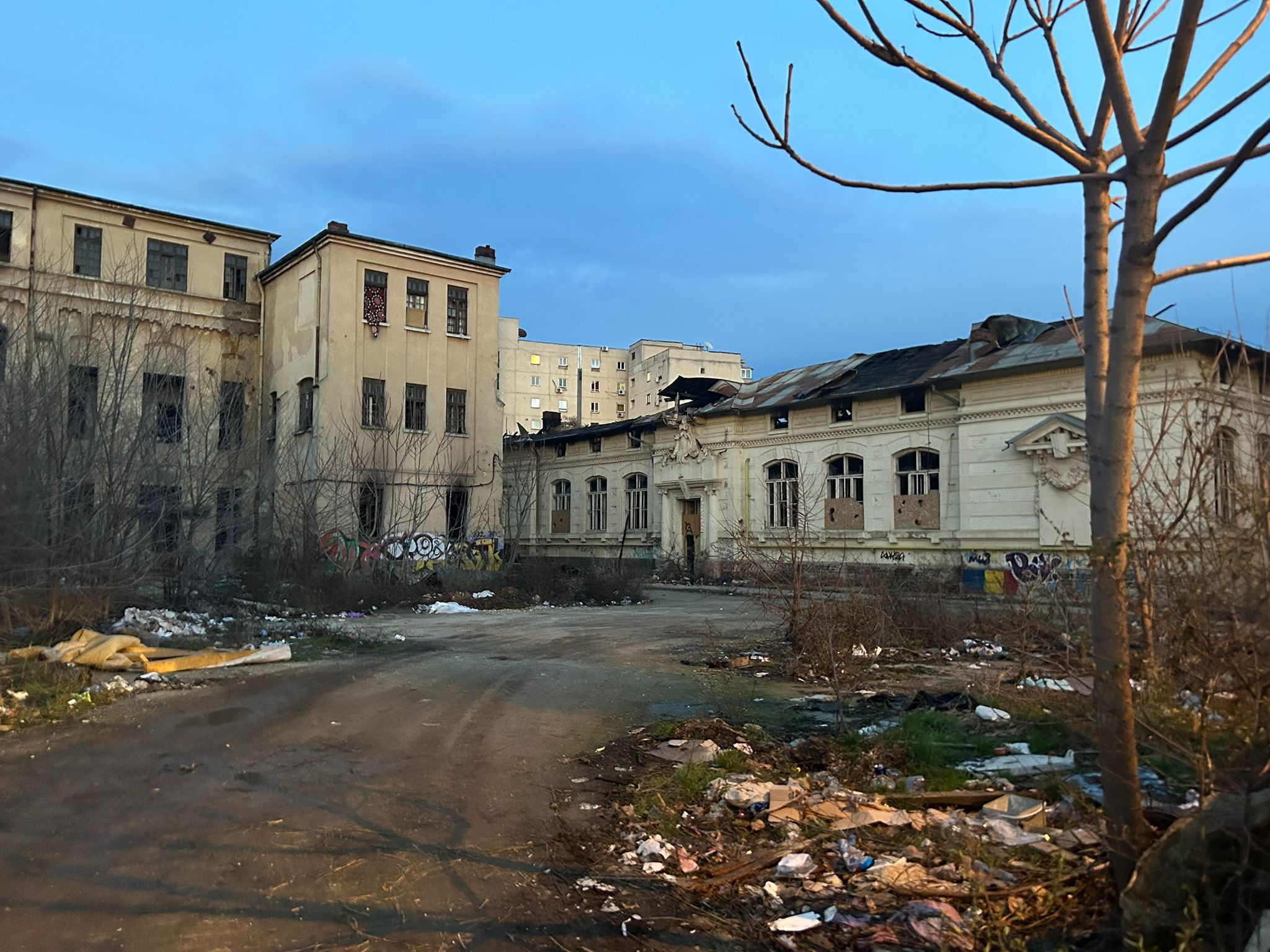 14 incendii la școala de meserii „Ciocanul”, în ultimii doi ani. Clădirea istorică, cu statut juridic incert, „azil” pentru oamenii străzii