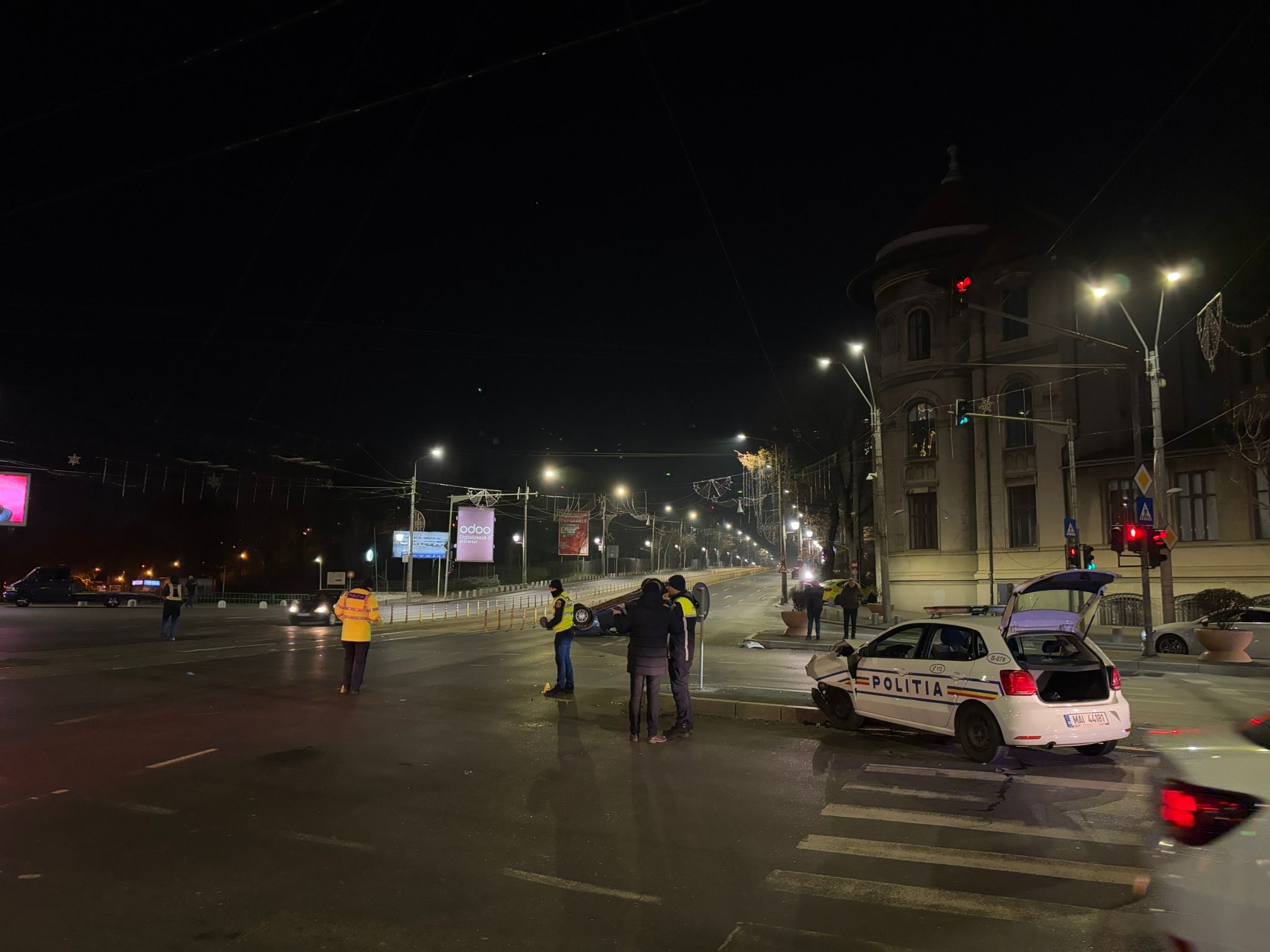 Maşină de poliţie cu sirena şi girofarul pornite, izbită în intersecţie la Şincai. Două persoane au fost rănite