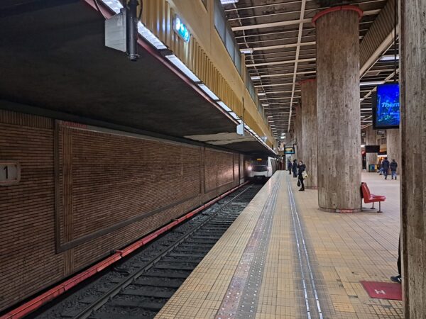Răspunsul Metrorex după ce o bucată de tencuială s-a desprins în staţia Piaţa Unirii 1. FOTO: Alex Stan, BdB