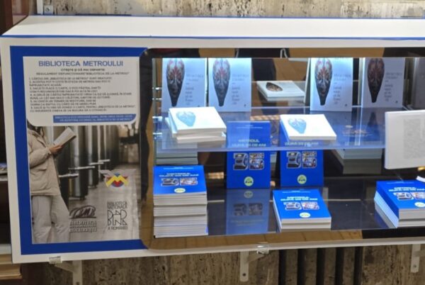 Carte despre metrou, la mica bibliotecă de la Unirii
