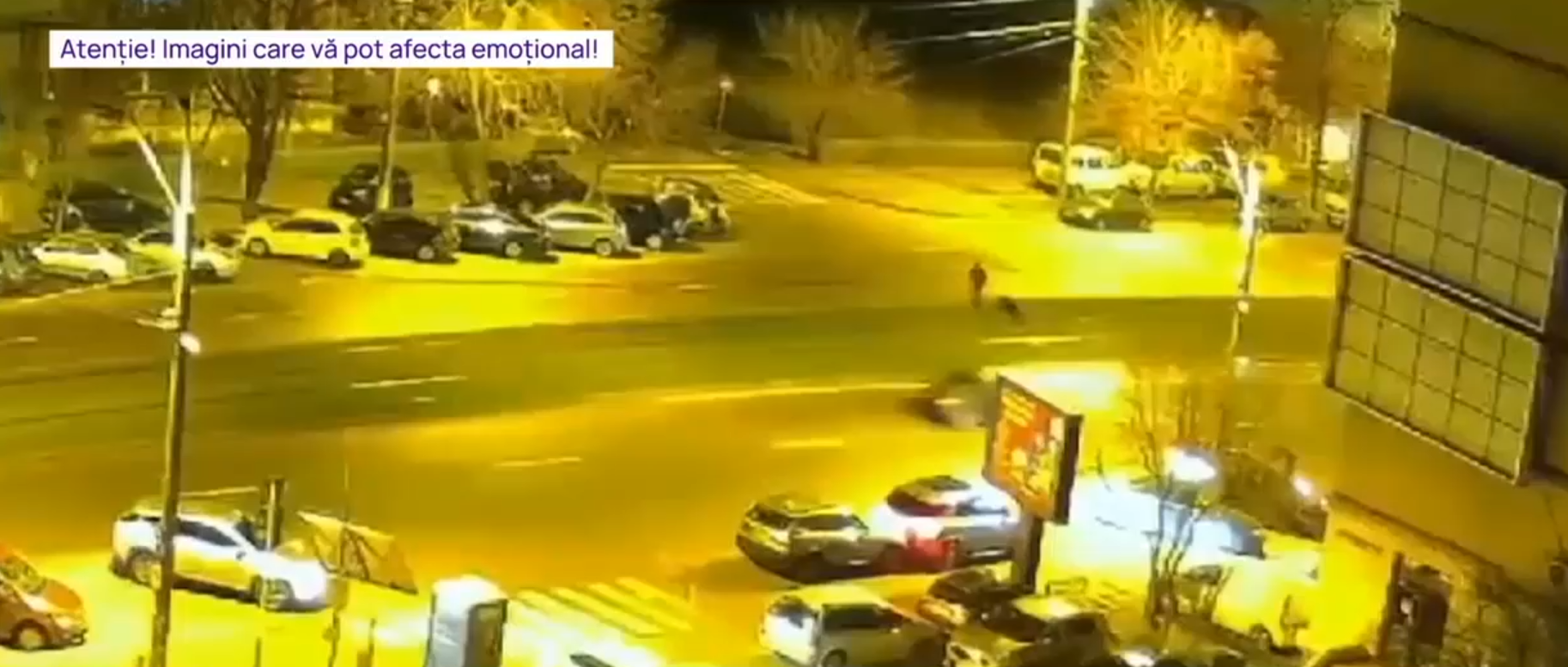 VIDEO | Un bărbat care îşi plimba câinele a fost accidentat mortal de un motociclist, când traversa ilegal