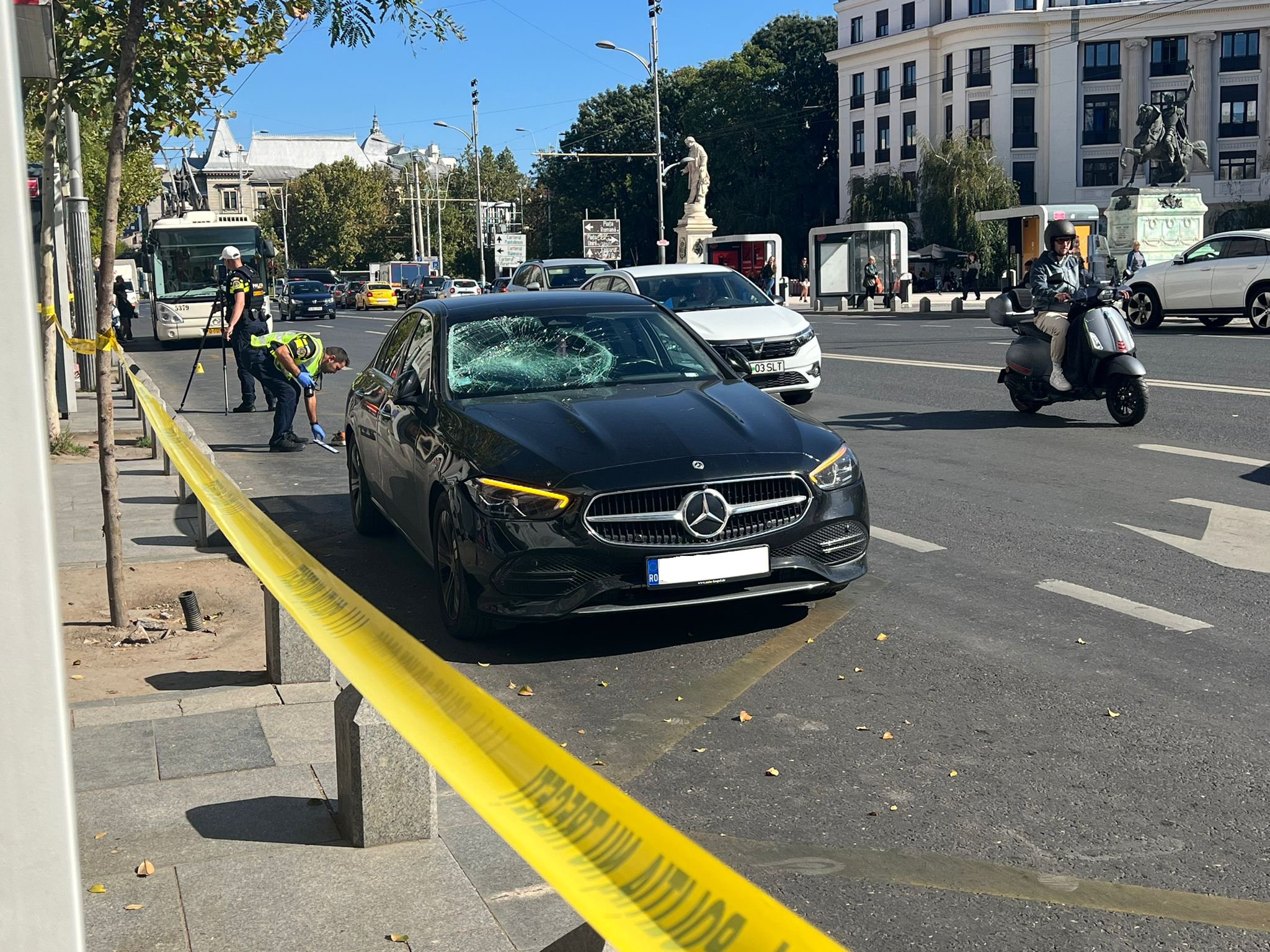 Un bărbat a fost rănit în timp ce încerca să traverseze B-dul Regina Elisabeta