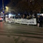 Un grup afişează un banner în zona Lujerului, prin care anunţă protestul de duminică, 12 ianuarie. FOTO: Ionuţ Lepa