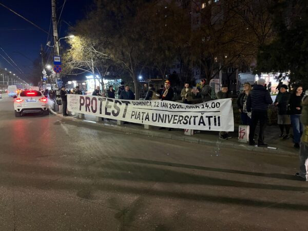 Un grup afişează un banner în zona Lujerului, prin care anunţă protestul de duminică, 12 ianuarie. FOTO: Ionuţ Lepa