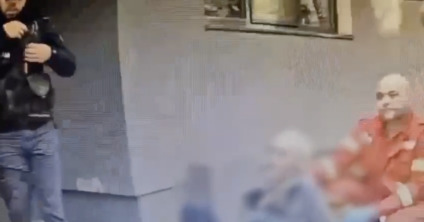 S-a aruncat de la etajul 4, dar a fost salvat de polițiști. Captură video