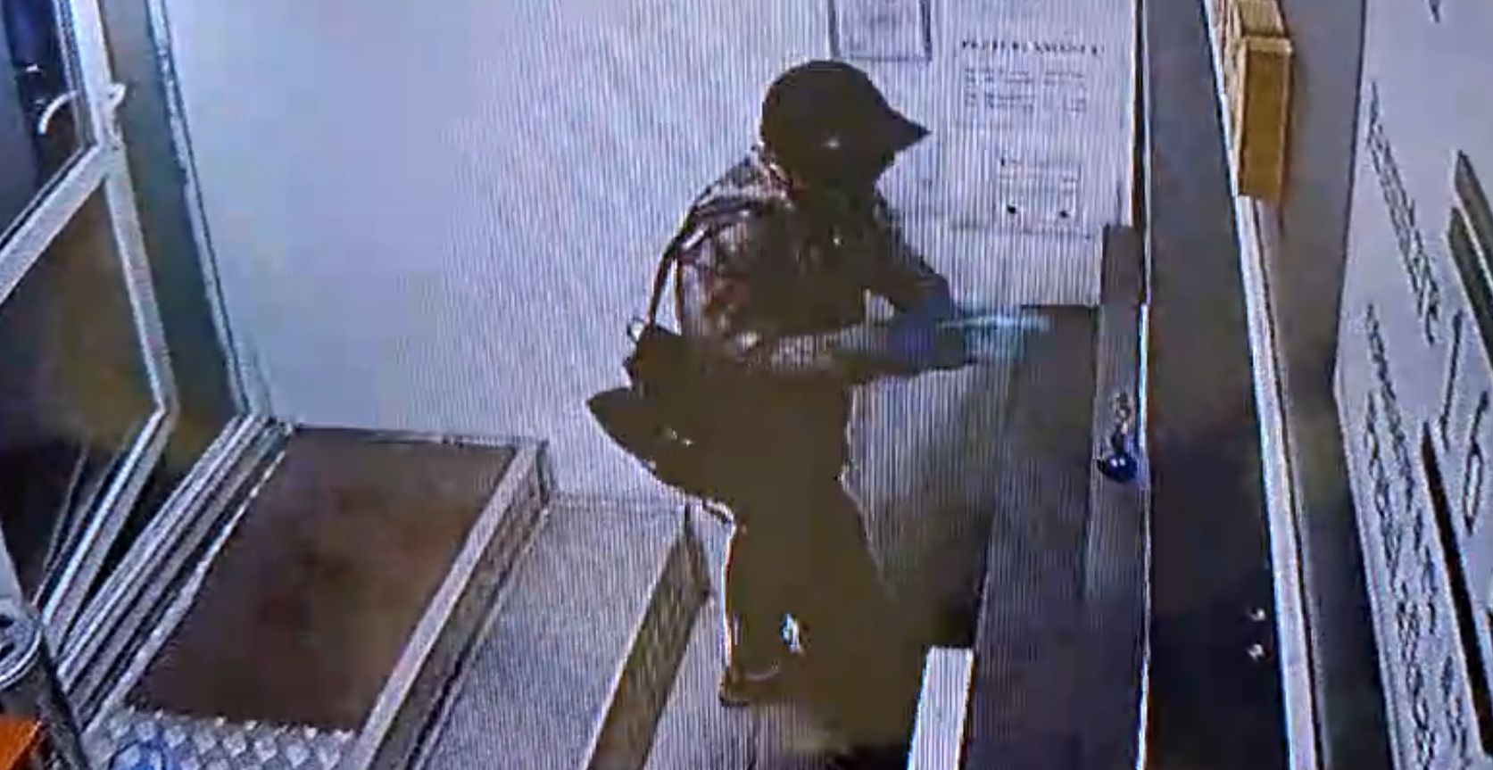 VIDEO | Atac la o casă de amanet din Dristor: un bărbat mascat a stropit ghişeul cu benzină şi a încercat să dea foc