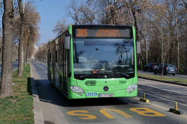 Stațiile de autobuz „Arhitect Ion Mincu” și „Piața Victoriei”