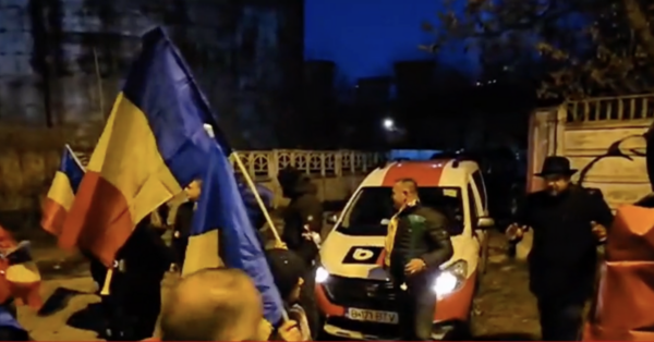 Un cameraman al B1 TV a fost lovit de protestari