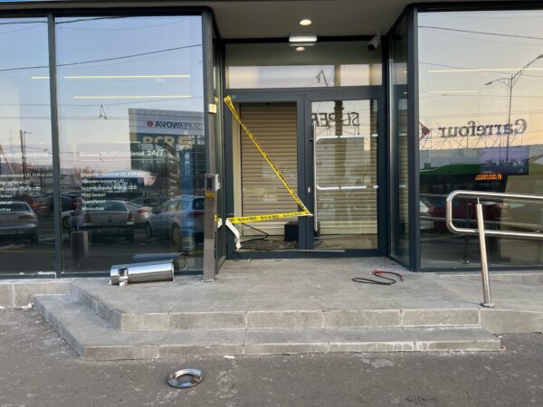 Sucursală bancară vandalizată. FOTO: Ana Anghel-Dimache