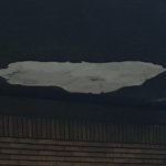 Bucată de tencuială căzută de pe tavan, la metrou. FOTO: u/Tiny_Bowl_4668, via Reddit