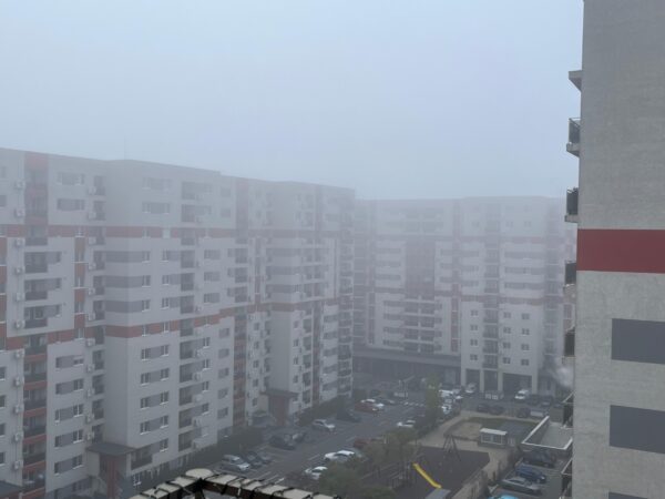 Dimineaţă cu ceaţă în Bucureşti.