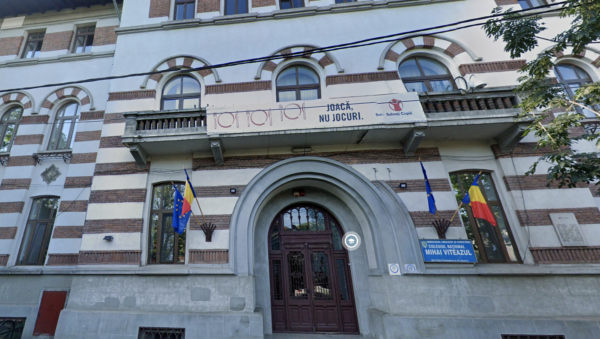Elevi şi profesori evacuaţi de la Colegiul Naţional Mihai Viteazul. FOTO: Google Street View