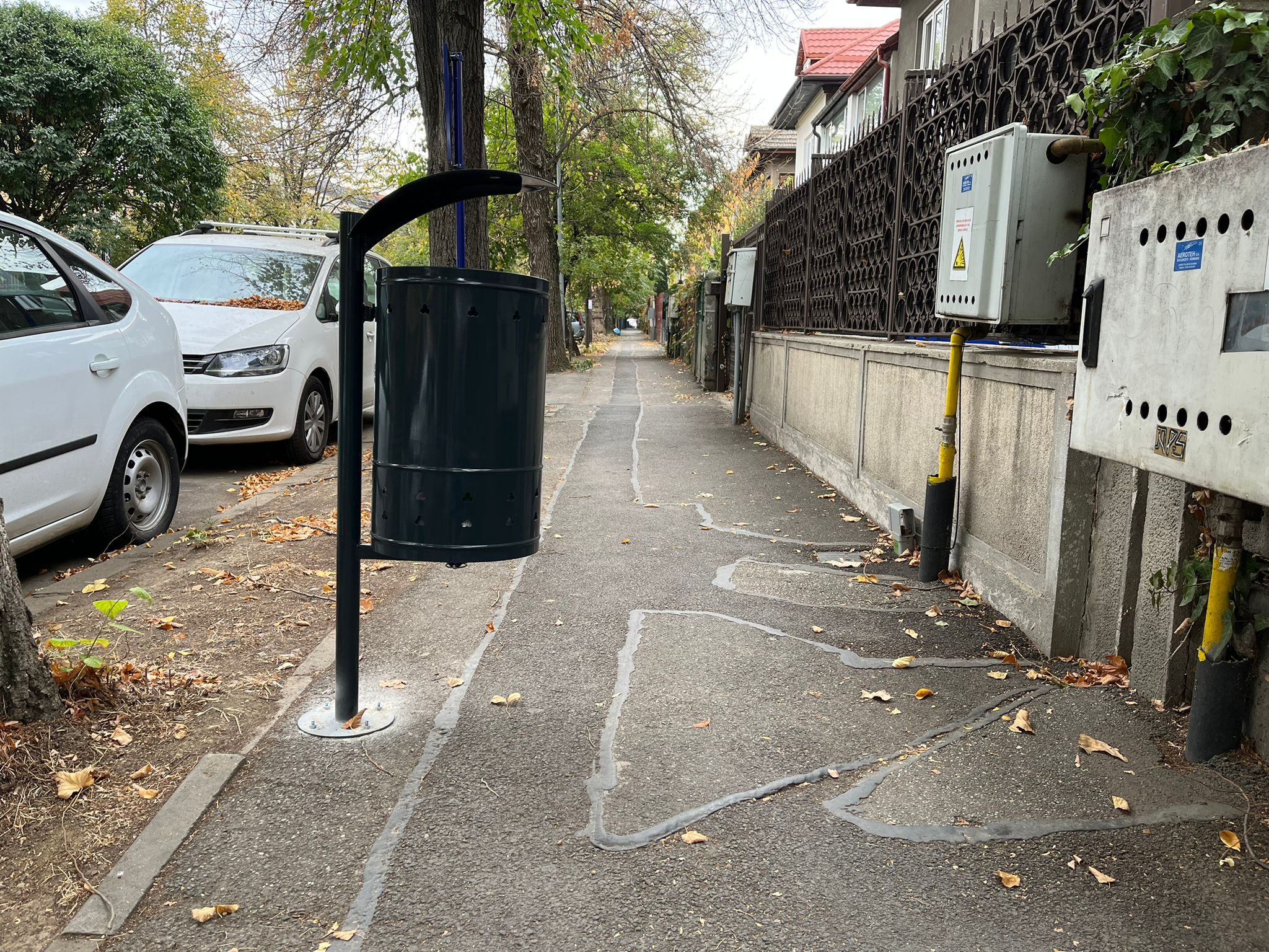 REPORTAJ | Noile coşuri de gunoi, demontate de șoferi și reclamate de locuitori, „încurcă” bulevardul Ghica Tei