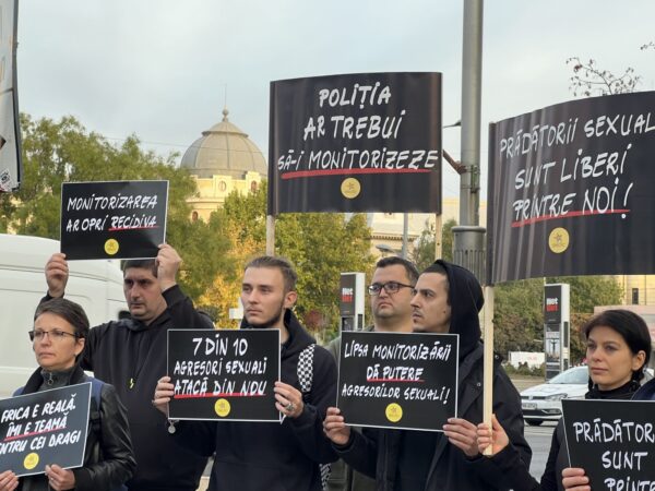 Flashmob la Universitate pentru monitorizarea abuzatorilor în libertate