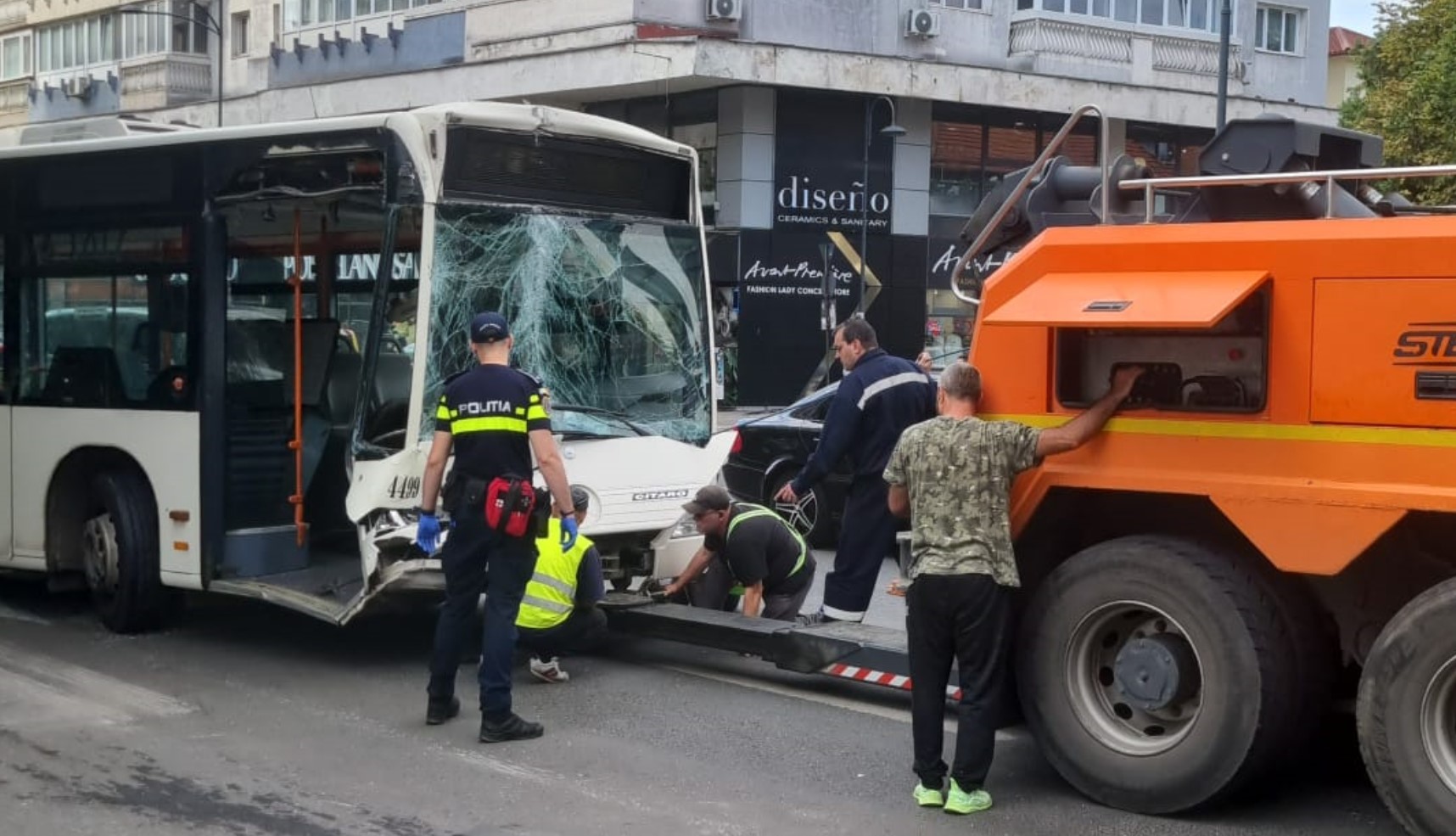 FOTOGALERIE | Un autobuz STB a intrat într-o autoutilitară pe Calea Dorobanți