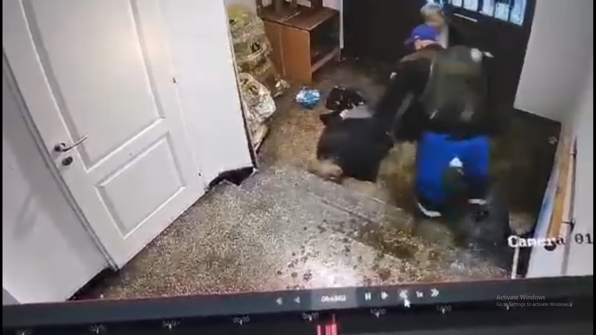 Sector 6 | Femeie moartă după ce a fost stropită cu benzină şi incendiată. Atacatorul, nepotul său, a fost prins