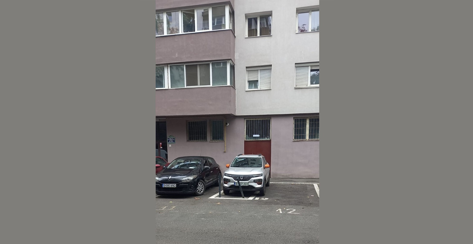 „Sesizare pentru abuz de parcare”, pe Bd. Iuliu Maniu. O Dacia Spring, care ar fi blocat ușa unei ghene, a alertat Poliția Locală Sector 6 și dus la o cascadă de comentarii pe un grup de Facebook