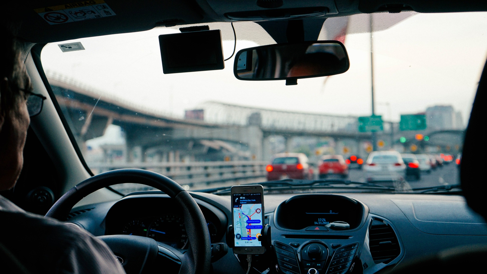 UBER România, despre „mașinile fantomă“ de la Aeroportul Otopeni: „Șoferii nu sunt angajații companiei“