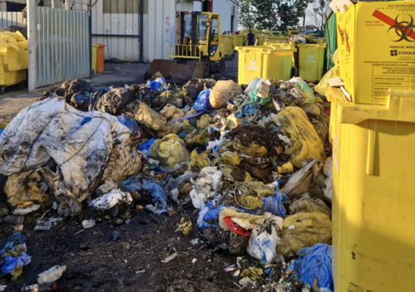 O tonă de deşeuri medicale, în aer liber Foto: Garda Naţională de Mediu