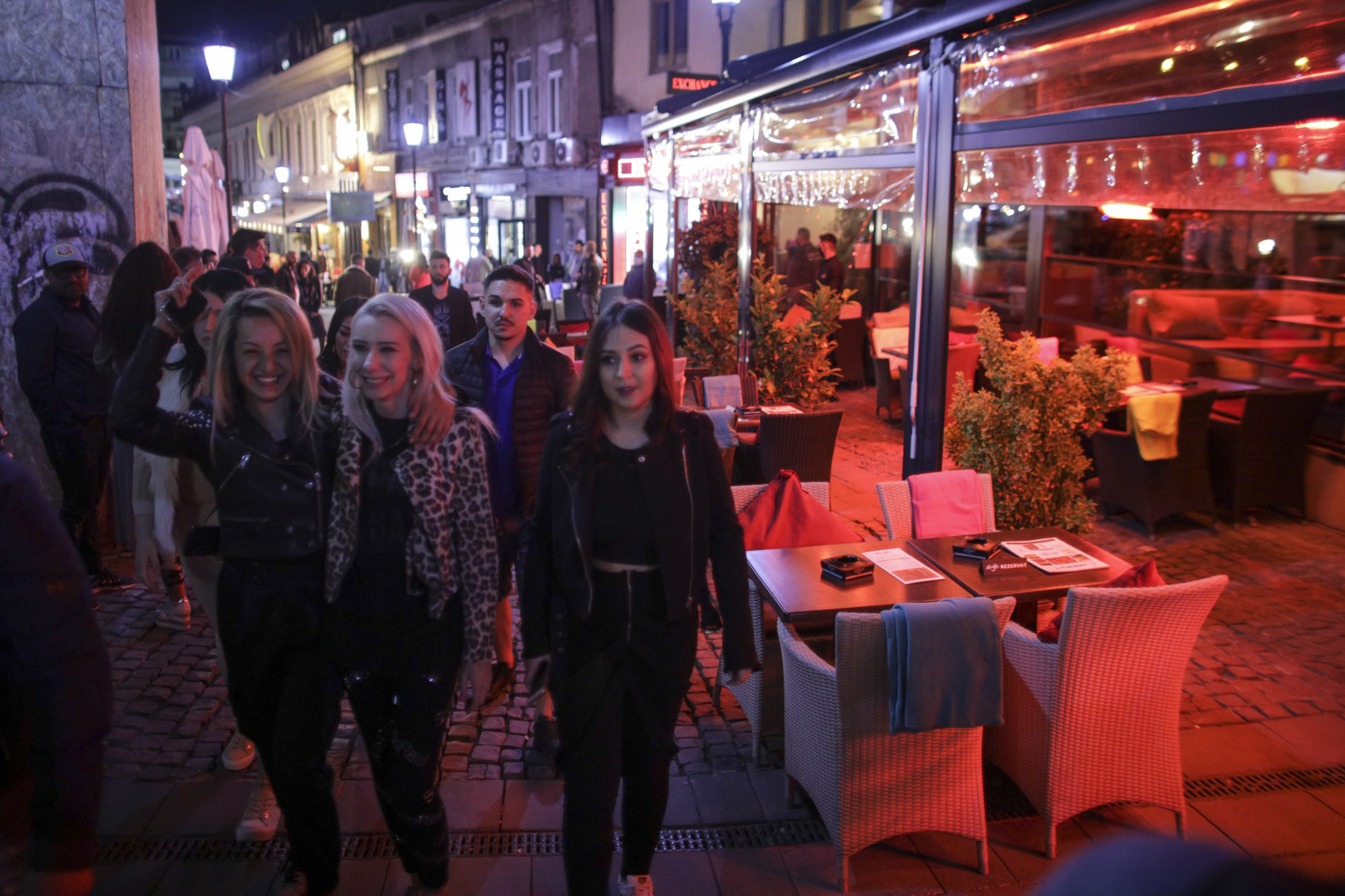 Bucureştiul, în topul oraşelor unde se iau cine târzii. Până la ce ore fac rezervări „păsările de noapte”