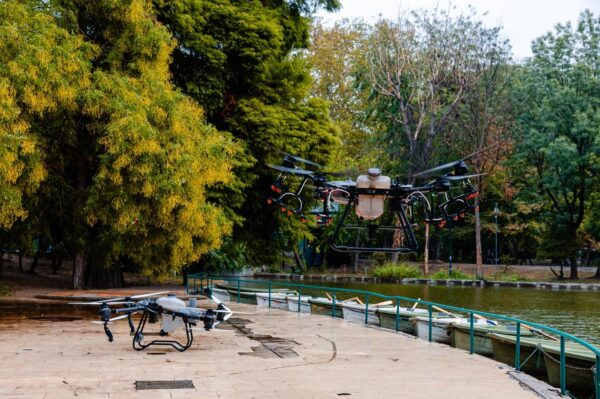 Probă nouă pentru dezinsecția cu drone. Foto: Facebook / Nicușor Dan
