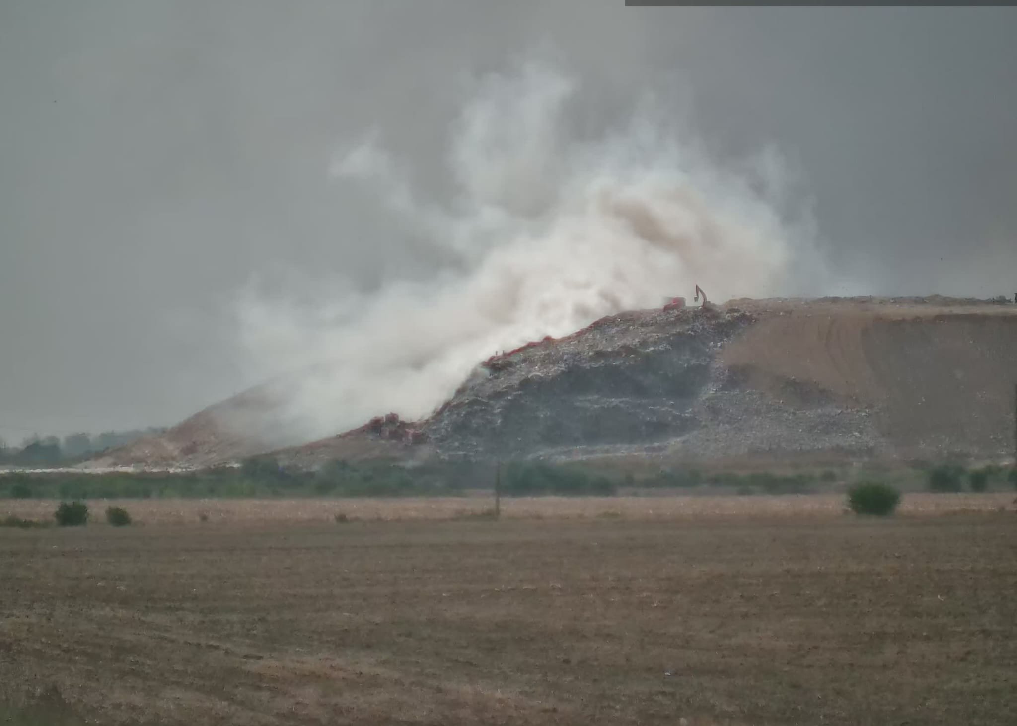 Patru incendii la depozitul de gunoi de la Vidra într-o lună. Residentii au dat in judecata.