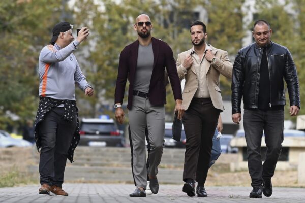 restricțiile fraților Tate