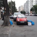 Saci de gunoaie pe strada in Bucuresti, sectorul 5.