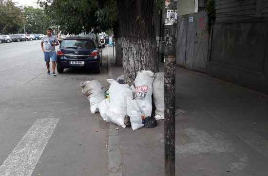 Saci de gunoaie pe strada in Bucuresti, sectorul 5.
